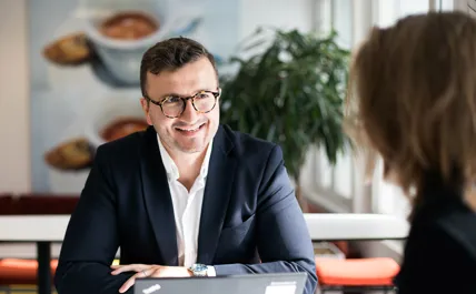 Medarbetare som skrattar