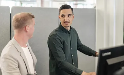 vå medarbetare i dialog på kontoret