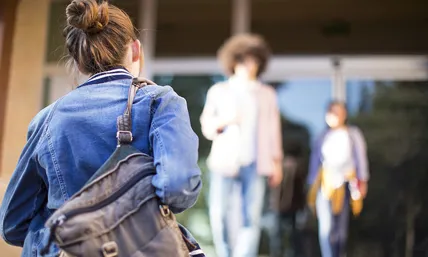 Student på väg till skola