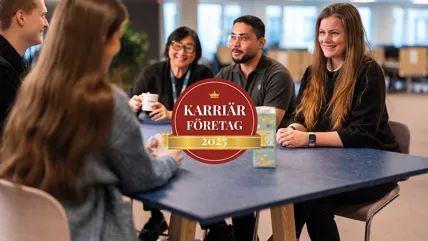 Medarbetare inom Axfoodkoncernen sitter vid ett bord och samtalar