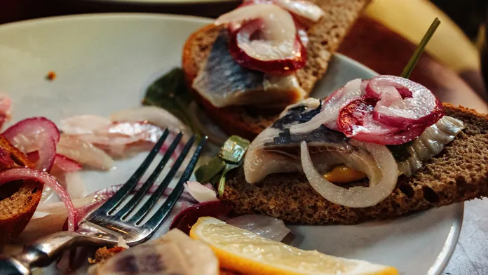 Surströmmingsmackor på en tallrik