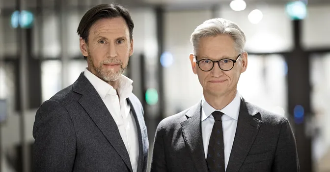 Axfoods VD och CEO står bredvid varandra på kontoret