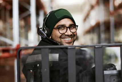 Medarbetare och kund i Willys-butik