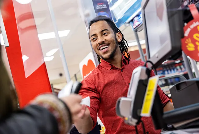 Leende medarbetare i butik