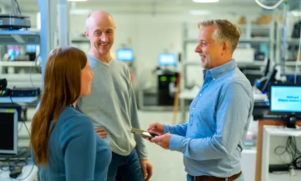 Medarbetare på Axfood IT skrattar ihop