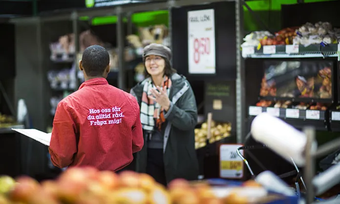 Medarbetare och kund i Willys-butik